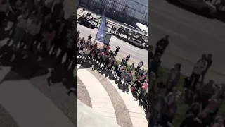 Karol Sevilla canta "A bailar" con fans en Leipzig