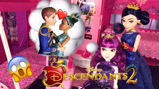 Uma Puts a Love Spell on Ben! Evie & Mal Cotillion Morning Routine Disney Descendants 2 doll episode