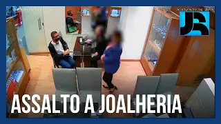 Ladrão se passa por cliente para assaltar joalheria em shopping de Belo Horizonte (MG)