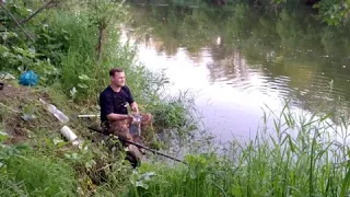 Ловля рыбы летом на реке. Рыбалка и Жара. Рыбалка на поплавок.