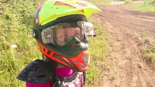 Marta brauc ar mocīti pirmo reizi Elkšņu mototrasē un arī bišku nokrīt.