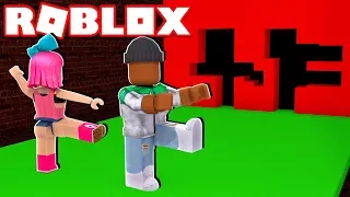 *NEW* DON'T GET CRUSHED BY A WALL IN ROBLOX! (Hole in the Wall)