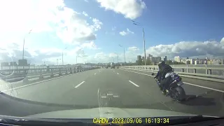 мотоциклист врезался в такси
