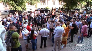 «Не посилюйте карантин!»: буковинці вийшли на акцію протесту