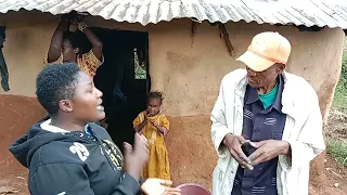 Maajabu watoto kumwagilia mboga ya mama wa Kambo kinyesi,