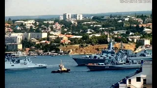 Ко Дню ВМФ 2018 корабли Черноморского флота России построили парадный ордер в Севастополе Крым :)