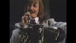 Roland spelar med Charlie Norman på sitt 50 årskalas 1988. Svegs Folkets hus
