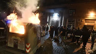 Italy: Hundreds of protesters clash with police over coronavirus restrictions in Naples