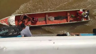 Ribeirinhos abordagem ao barco rio Amazonas