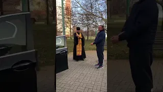 Священника застукали во время таинственных обрядов с BMW на территории церкви в Краснодаре