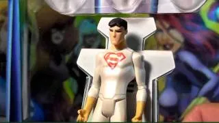 R129 SDCC 2011 Mattel Young Justice Superboy with Cloning Chamber