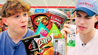 British Uni Students try everything at a Korean Convenience Store!!