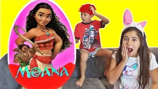 Ovo GIGANTE Surpresa de Páscoa da MOANA com Muitos Brinquedos com as Crianças Bela Bagunça e Magu