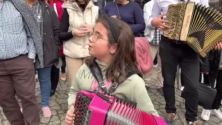 Domingo dia de concertinas em Guimarães com a presença da joaninha 16/10/22 🪗🎼🥁🇵🇹🌏