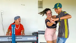 PILILIU VIROU TECLADISTA E PEGOU O CANTOR DANÇANDO COM A SOBRINHA