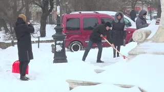 Працівники Львівської мерії долучились до прибирання міста від снігу