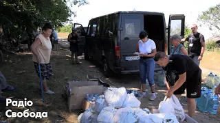 «Якщо не будемо допомагати, то хто буде?»: як волонтери доставляють допомогу в село на «нуль»