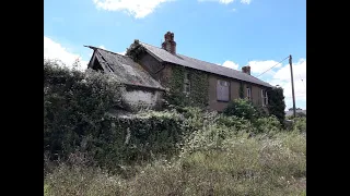 Exploring an Ancient Abandoned 15th Century Manor Farm House,Every Room Full of Antiques & Treasures