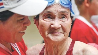 100 year old Japanese woman sets her own 1500m swim record