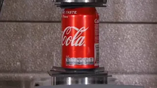 Coca-cola в банке VS гидравлический пресс