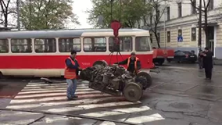 tram accident situation - change of wheels on the street
