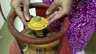 [ हिंदी ] How to Change LPG GAS CYLINDER - REMOVE REGULATOR