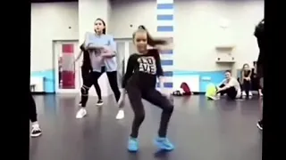 Девочка очень круто танцует зажигательный танец! Little girl dancing cool dance!