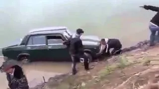 На авто в реку Придурки утопили машину Приколы с авто ВАЗ 2107