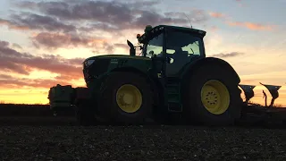 Ploughing with John Deere 6215R and Kverneland
