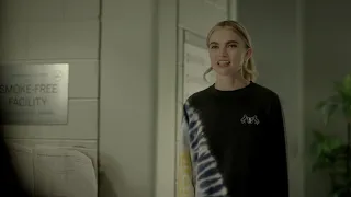 Legacies 4x05 Lizzie panics about what happened to Alaric