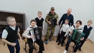 Дети под управлением дегенератов поют песенку про украинских "неонацистов" и добрых российских зеков