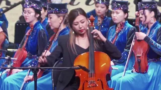 Акшекина Кенжегуль - виолончель. За роялем сам композитор Алиби Абдинуров «Аққу домбыра»