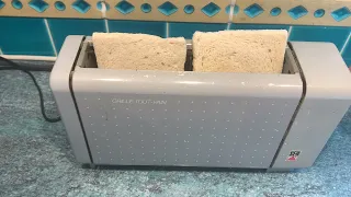 Звук включения и выключения тостера.  Доставание приготовленных тостов.