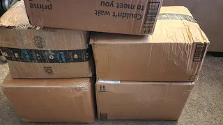 HOLY YARN HAUL BATMAN! Biggest happy mail unboxing of yarn!