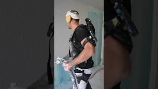 Bouw voor jongeren test een exoskelet. Hoe makkelijk wil de beunbaas het hebben😂