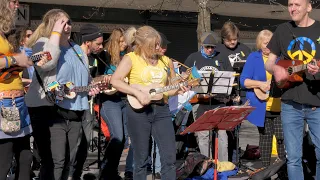 Southampton Ukulele Jam ft. The Tuneless Choir - Moving On Up