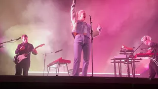 London Grammar - How Does It Feel (& Hannah talks about Scotland; Glasgow; Nov. 6, 2021)