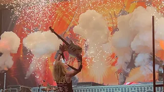 Iron Maiden - Run to the Hills (end pyro)