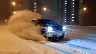 Дрифт на дикой Toyota Tundra! Или как мы город от снега спасали.