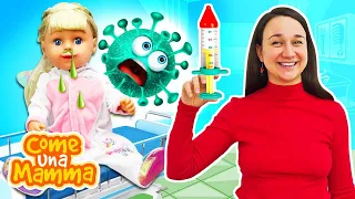 Bisogna curare la bambola Emily! Giochi del dottore per i bambini piccoli. Come una mamma