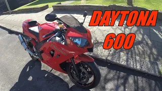 Triumph Daytona 600 Test Ride Comparison and walk around.