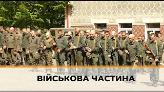 Військова частина національної гвардії міста Чернівці зустрічає воїнів.