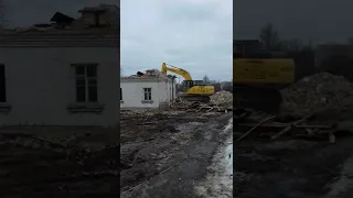 Демонтаж будинку гусеничним екскаватором Dismantling the house with a HIDROMEK 220 crawler excavator