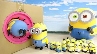 Various Size of Minions Kevin, Bob, Stuart GO into Pink Takilong's Box in a row Hide and Seek