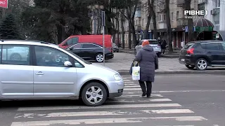 У Рівному на пішохідному переході дівчину збив легковик: подробиці вечірньої ДТП