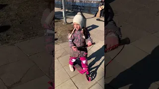 Дочь учится ездить на самокате