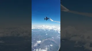 旅客機(?)にサービス(?)でフレアを放出する戦闘機、国民の血税が・・・サービスや気分で税金使われちゃかなわんよな、ってこの国の人も思ってますよね〜？(海外なのに勝手に自衛隊の話にしてくれてありがと)