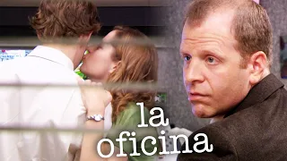 Toby se queja de Jim y Pam | The Office Latinoamérica