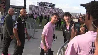 Lionel Messi arrives to his Inter Miami debut