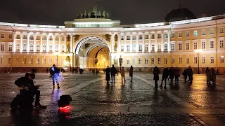 Виктор Цой - "Перемен" на Дворцовой площади в Санкт-Петербурге выступает музыкант Николай Музалёв...